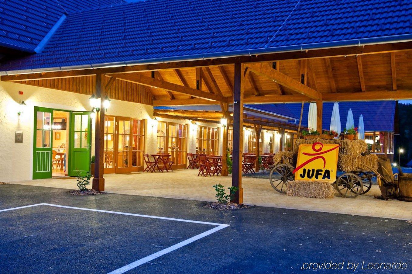 Jufa Hotel Tieschen Exterior foto